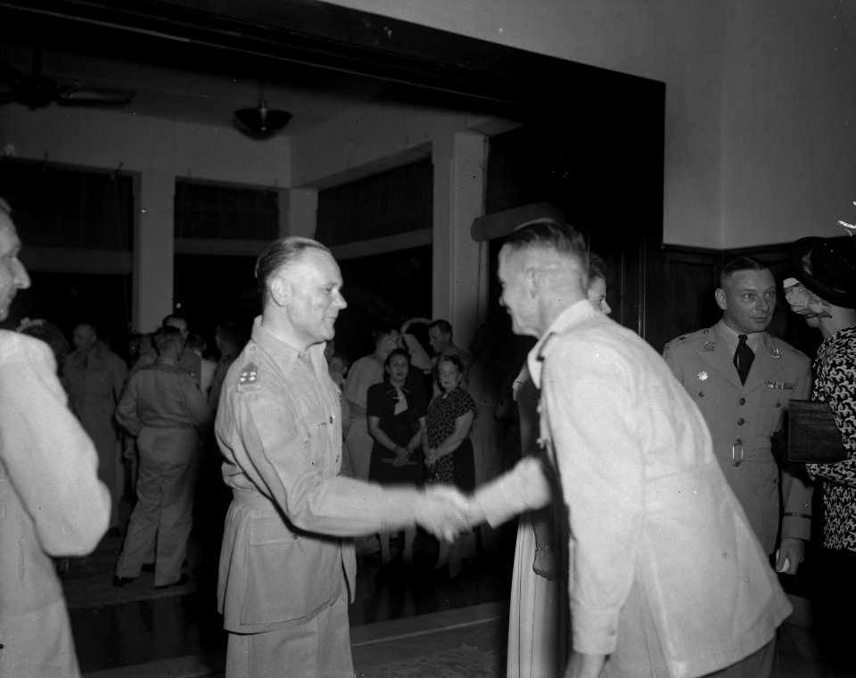 Receptie. Kruls schudt de hand van generaal D.C. Buurman van Vreeden. Rechts leg, Bestanddeelnr 11322