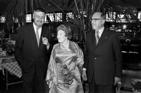 Receptie professor Euwe ten gevolge van vijfenzeventig jaar in tent op museumple, Bestanddeelnr 928-5965