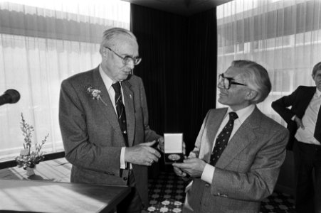 Receptie in Amsterdamse Cresthotel t.g.v. de 80e verjaardag van oud-wereldkampioen schaken dr. Max Euwe, Bestanddeelnr 931-4978