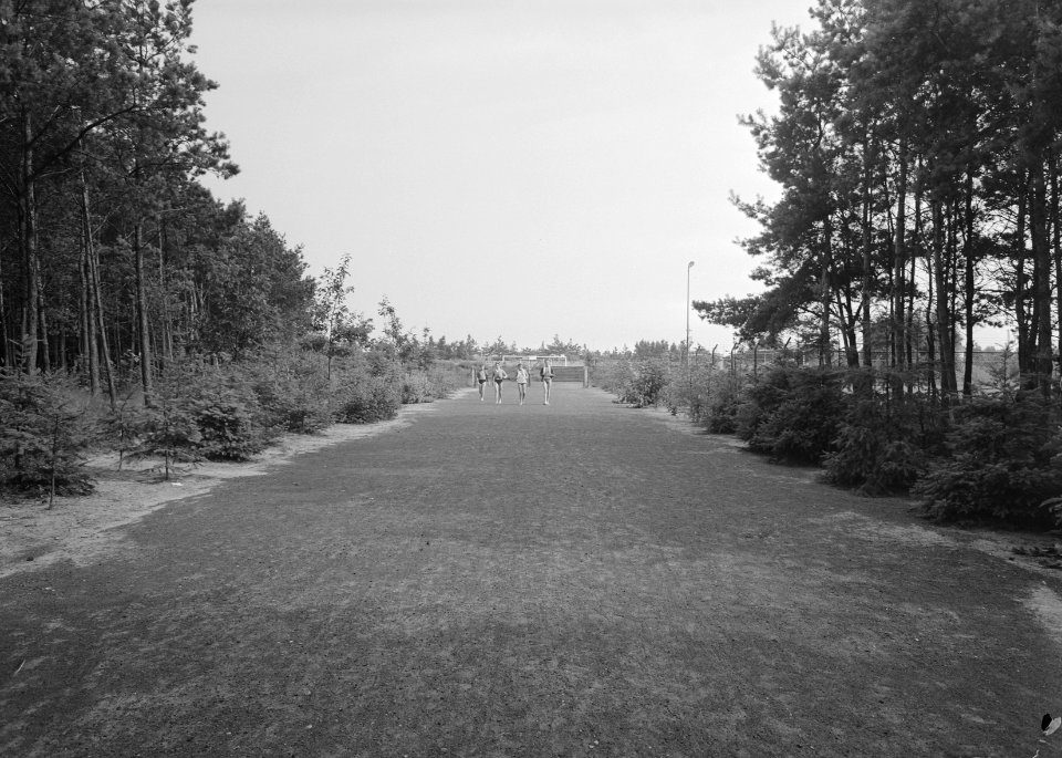 Recreatieterreinen, vliegvelden e.d., sportparken, toegangswegen, mensen, de war, Bestanddeelnr 163-0570