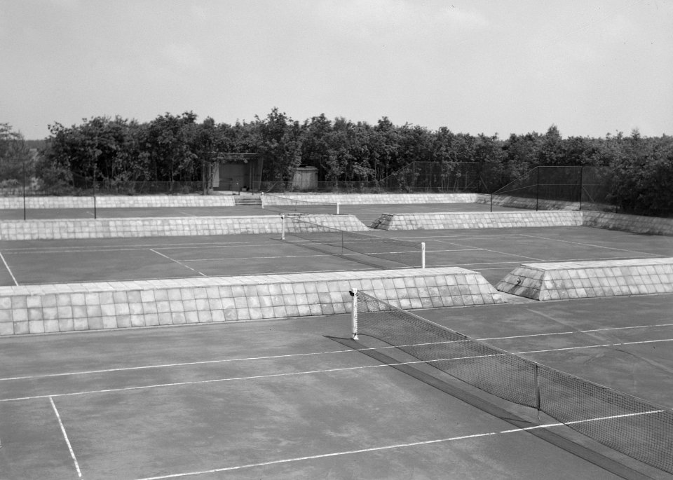 Recreatieterreinen, vliegvelden e.d., tennisbanen, de efteling, Bestanddeelnr 163-0373