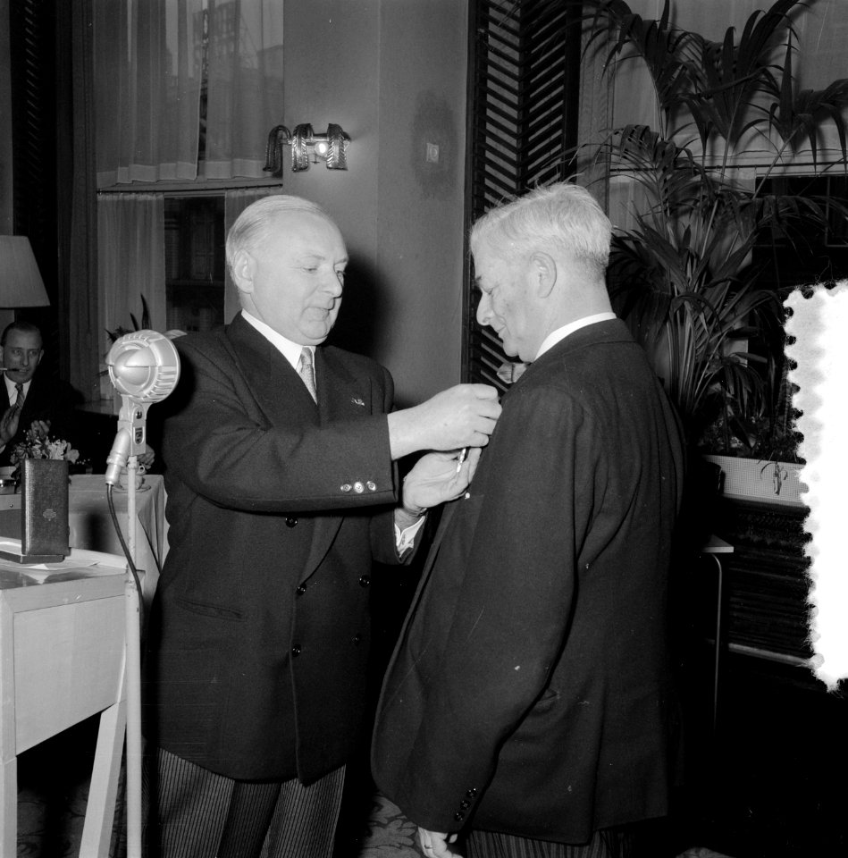 Receptie in het Carlton Hotel te Amsterdam ter ere van de op 25 januari 1956 60 , Bestanddeelnr 907-5652