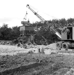 Recreatieterreinen, vliegvelden ed, aanleg sportvelden, proef monorail, arbeid, Bestanddeelnr 163-1016