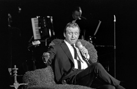 Premiere van Toon Hermans tiende One man show te Tilburg, Toon tijdens zijn show, Bestanddeelnr 918-8178
