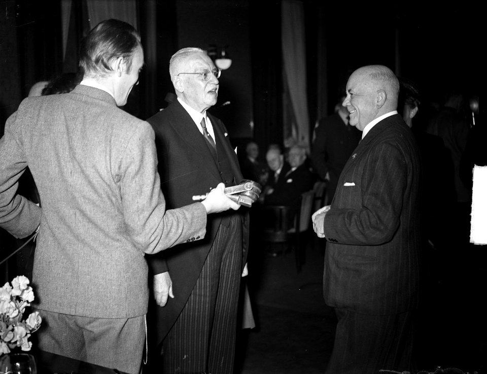 Receptie Diligentia. In het midden minister Ch.J.I.M. Welter en rechts admiraal , Bestanddeelnr 903-3584