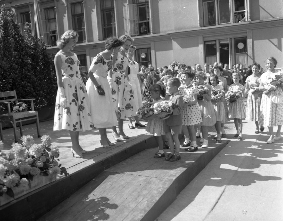 Receptie Haagse bloemenkoningin voor Hooge Raad, Bestanddeelnr 907-9357