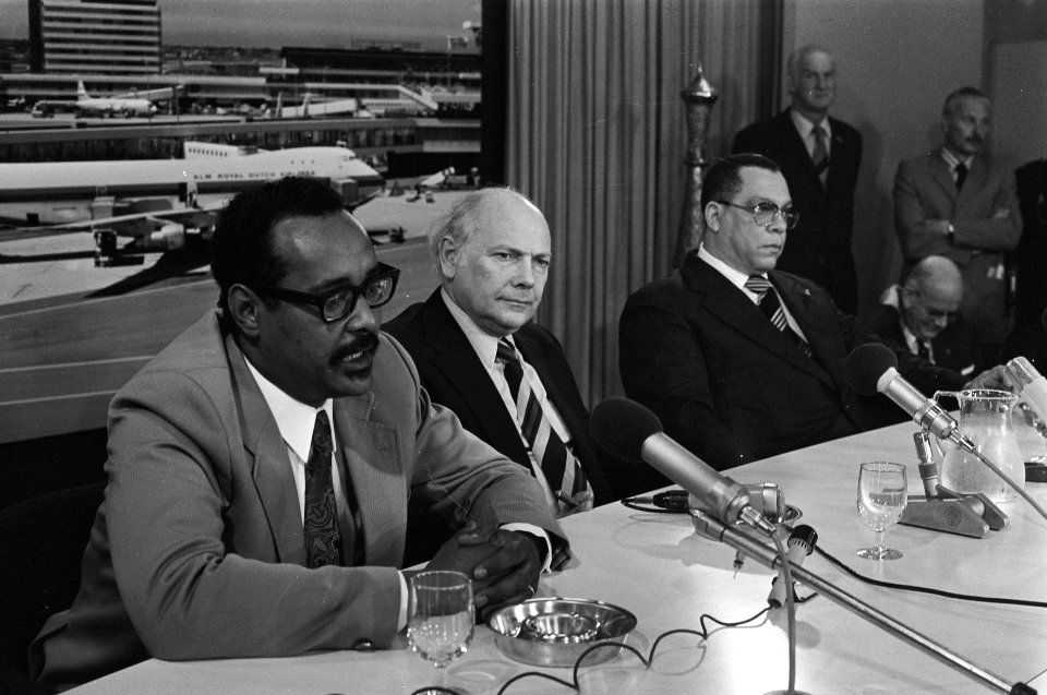 Premiers van Suriname en Nederlandse Antillen arriveren op Schiphol, tijdens per, Bestanddeelnr 927-1941