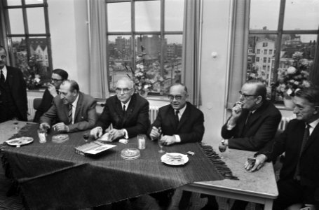 Receptie Raad van Arbeid Amsterdam in verband met 50-jari bestaan. Kuperus, Reng, Bestanddeelnr 923-0467