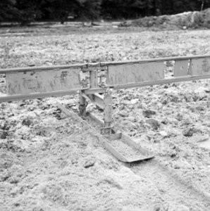 Recreatieterreinen, vliegvelden ed, aanleg sportvelden, proef monorail, arbeid, Bestanddeelnr 163-1027