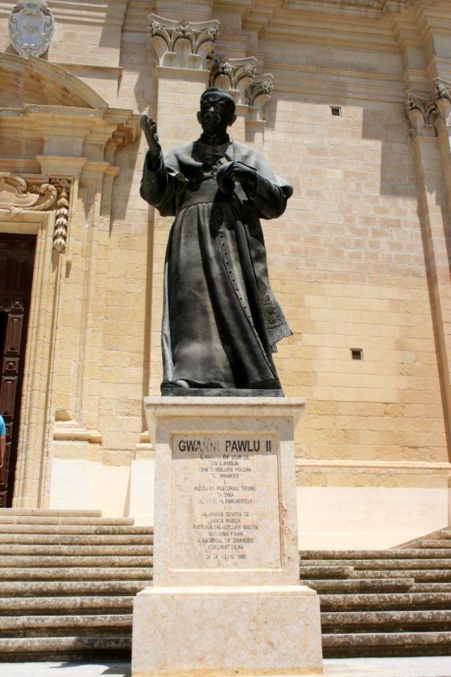 Rechte Statue vor der Kathedrale Maria Himmelfahrt