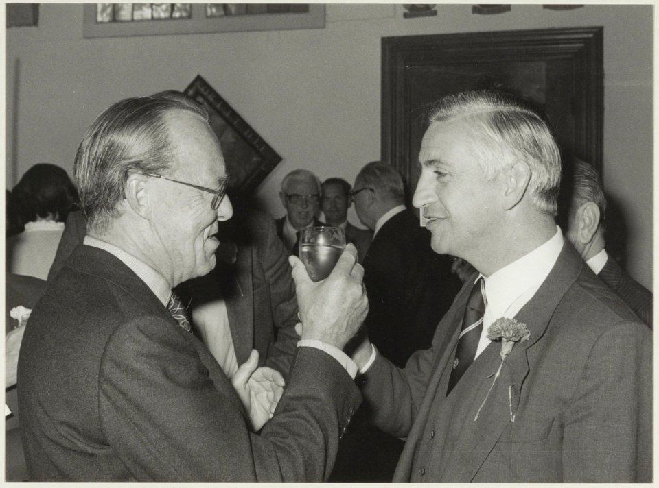 Receptie t.g.v. het 100-jarig bestaan van de Koninklijke HFC. Prins Bernhard heft het glas met de voorzitter van de HFC, de heer D.A. Oud. NL-HlmNHA 54012610