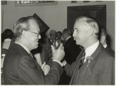 Receptie t.g.v. het 100-jarig bestaan van de Koninklijke HFC. Prins Bernhard heft het glas met de voorzitter van de HFC, de heer D.A. Oud. NL-HlmNHA 54012610