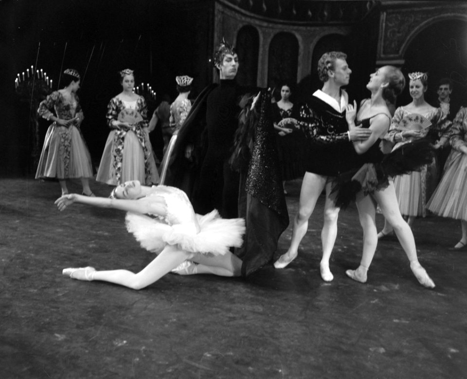 Premiere van Het Zwanenmeer door Nationaal Ballet te Apeldoorn, scenes uit He, Bestanddeelnr 917-5159