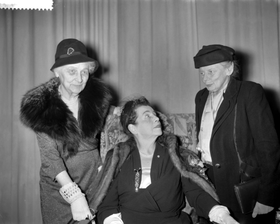 Receptie van Betsy Westendorp Osieck tgv 80e verjaardag, vlnr Jo Bauer , , Bestanddeelnr 911-9207