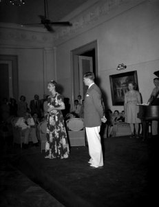Receptie van het Rode Kruis. Een dame houdt een toespraak, Bestanddeelnr 10383
