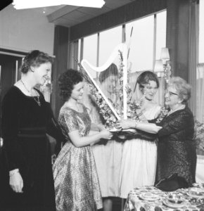 Receptie Rosa Spier (70e verjaardag) in Apollo-paviljoen Aanbieding van miniatu, Bestanddeelnr 913-1566