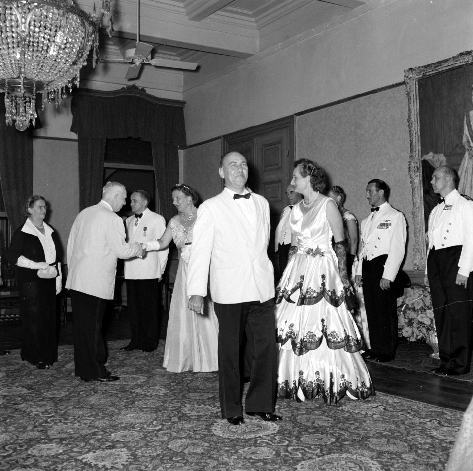 Receptie op het Gouvernementspaleis. Links van de koningin gouverneur Klaasesz e, Bestanddeelnr 252-4238