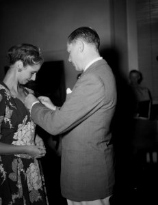 Receptie van het Rode Kruis. Een dame krijgt een onderscheiding opgespeld, Bestanddeelnr 10380