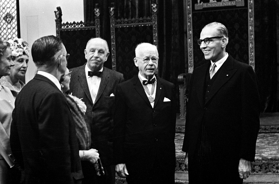 Receptie voor Hollandse Amerikanen in Ridderzaal te Den Haag , rechts mr. A. C. , Bestanddeelnr 915-0960
