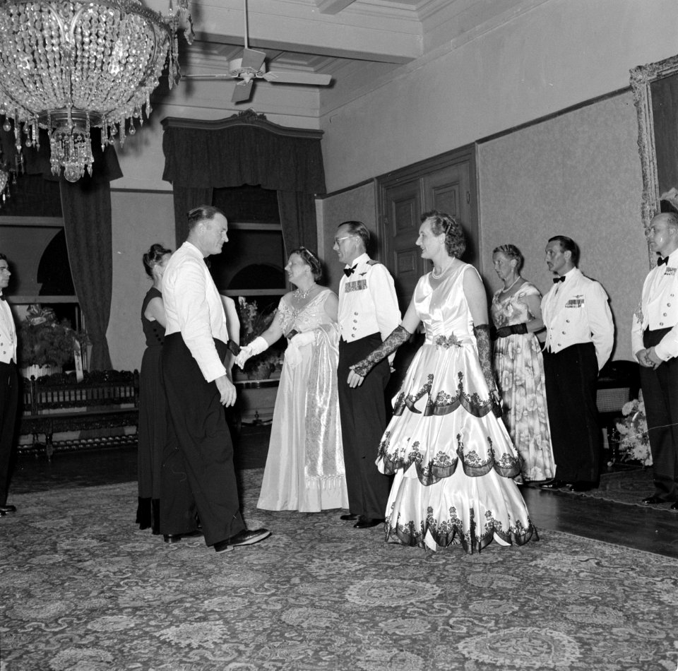 Receptie op het Gouvernementspaleis. Rechts de vrouw van gouverneur Klaasesz, Bestanddeelnr 252-4234
