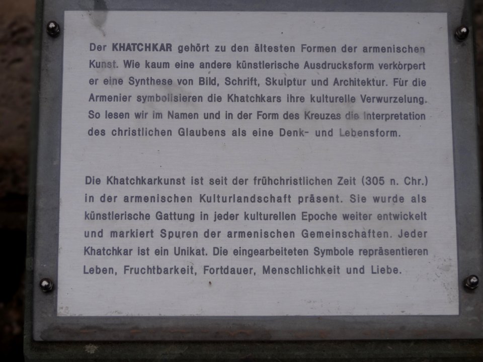 Rechte Informationstafel am Khatchkar in Braunschweig 2