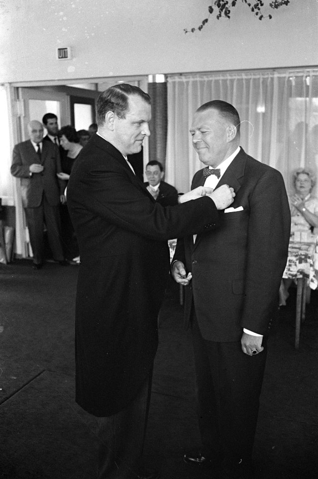 Receptie 50-jarig Koninklijke Nederlandse Biljartbond. Jan Cothaar lid van verdi, Bestanddeelnr 912-9381