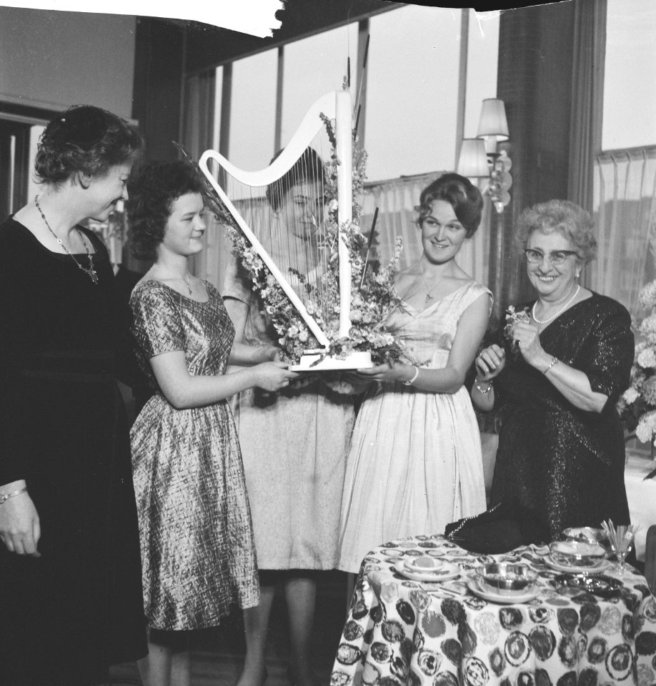 Receptie Rosa Spier (70e verjaardag) in Apollo-paviljoen Aanbieding van miniatu, Bestanddeelnr 913-1567