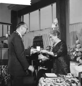 Receptie Rosa Spier (70e verjaardag) in Apollo-paviljoen Wethouder R van den B, Bestanddeelnr 913-1565