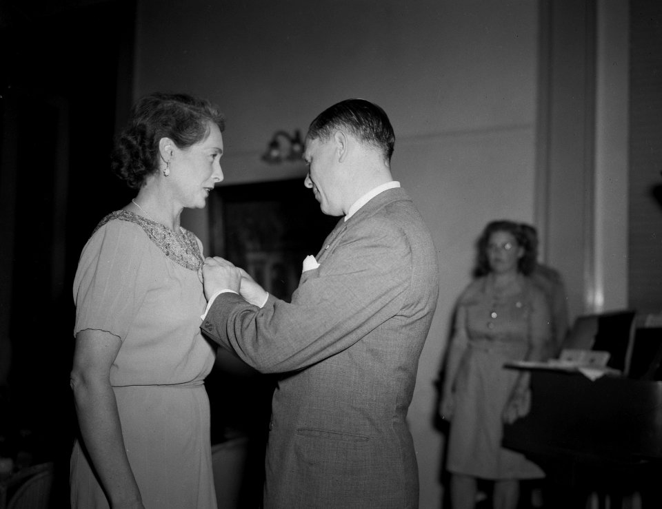 Receptie van het Rode Kruis. Een dame krijgt een onderscheiding opgespeld, Bestanddeelnr 10381