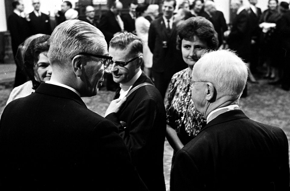 Receptie voor Hollandse Amerikanen in Ridderzaal te Den Haag , rechts mr. A. C. , Bestanddeelnr 915-0963