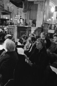 Rechtsvoor Mient Jan Faber tijdens de kerkdienst, Bestanddeelnr 931-8146
