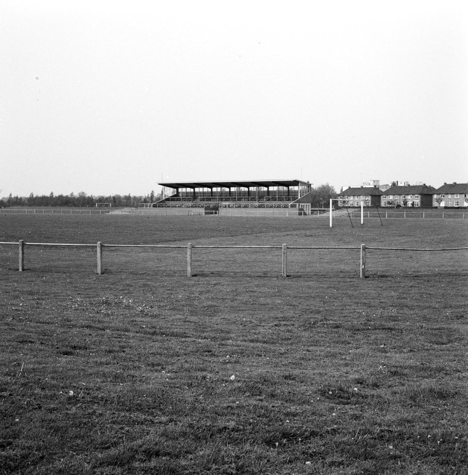 Recreatieterreinen, vliegvelden e.d., sportvelden, tribunes, Bestanddeelnr 163-0925