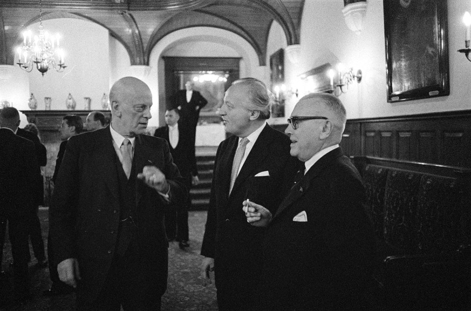 Receptie in de hal van de Eerste Kamer aangeboden door voorzitter van de Eerste , Bestanddeelnr 911-8296