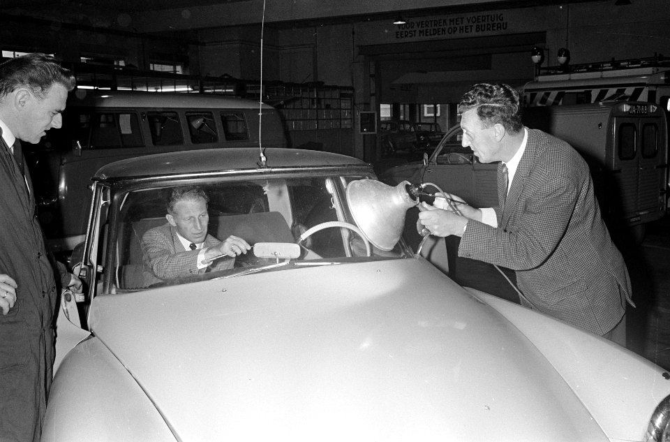 Recherche onderzoekt een auto (Citroën DS) op vingerafdrukken, Bestanddeelnr 919-5936