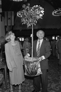 Receptie t.g.v. 65e verjaardag van J. den Uyl in Ridderzaal Den Haag Den Uyl m, Bestanddeelnr 933-0577