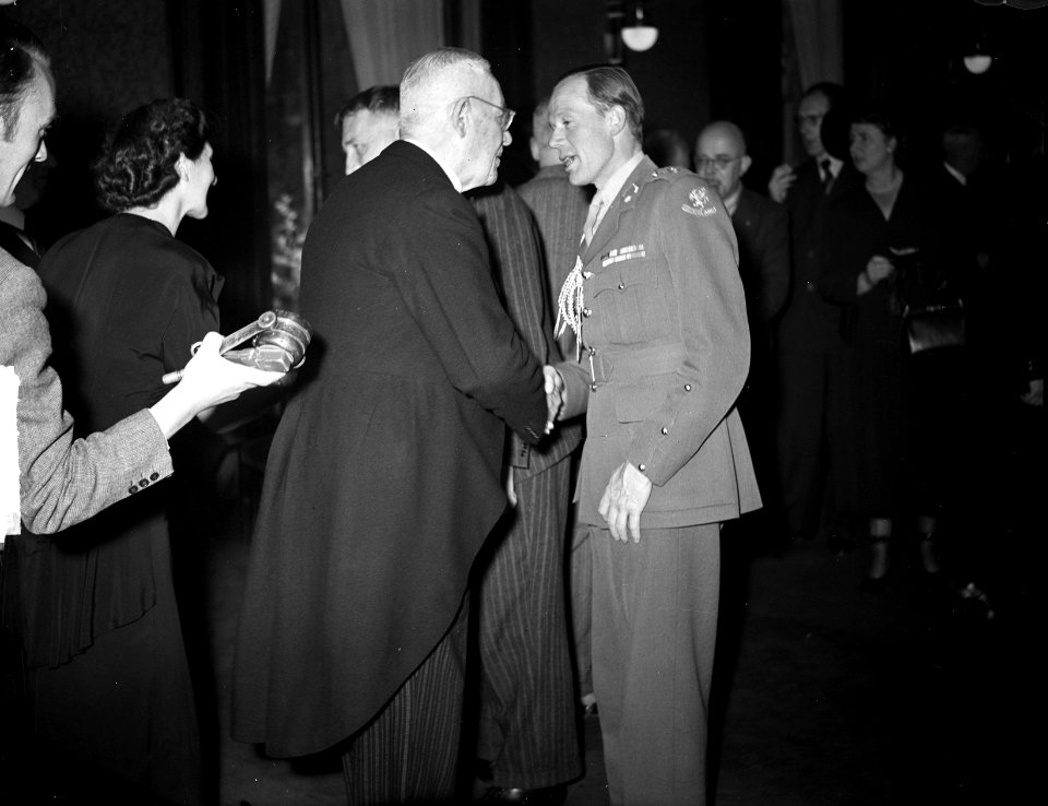 Receptie Diligentia. Links minister Ch.J.I.M. Welter en rechts majoor C.C. Geert, Bestanddeelnr 903-3585