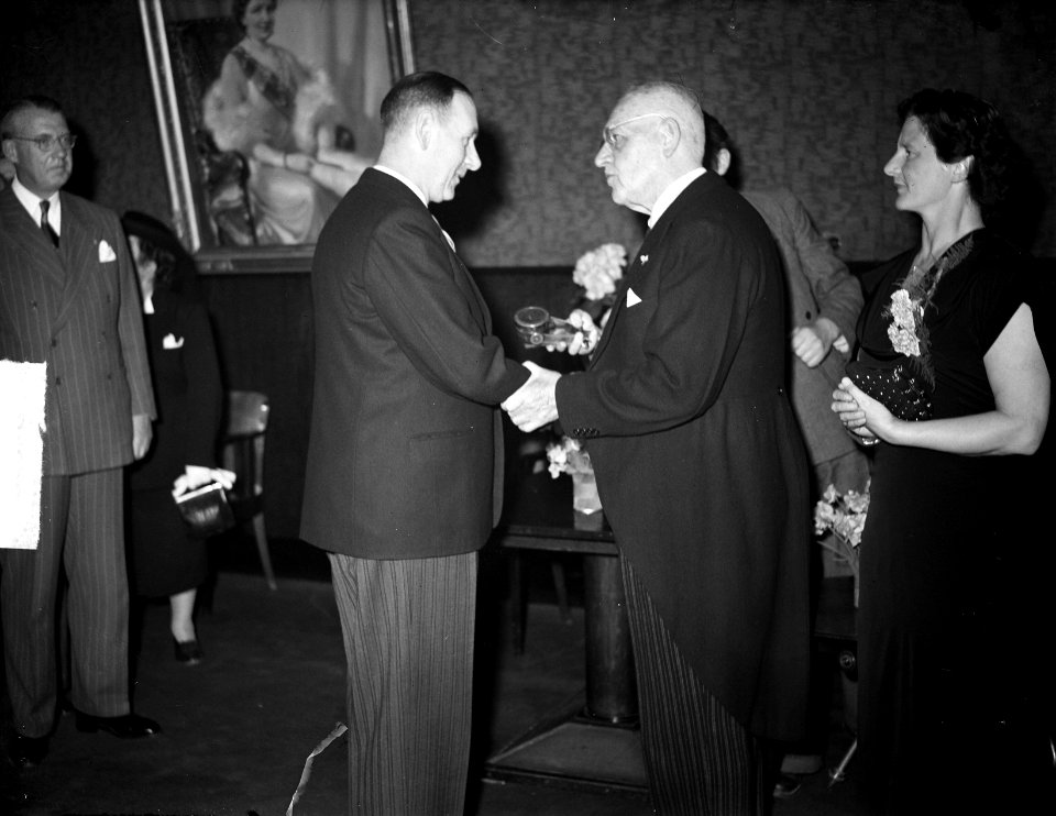 Receptie Diligentia. Rechts Ch.J.I.M. Welter (Minister van Overzeese Gebieden), Bestanddeelnr 903-3586