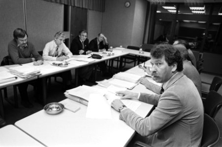 Rechtsvoor NOS-commissaris C. Spaan , links A. Engelsman van het FNV, Bestanddeelnr 931-7410
