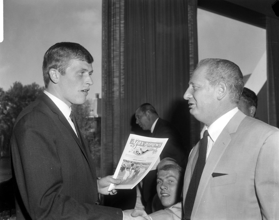Receptie van Ajax in Hiltonhotel, de heer M. Caransa feliciteerde Piet Keizer, Bestanddeelnr 919-2020