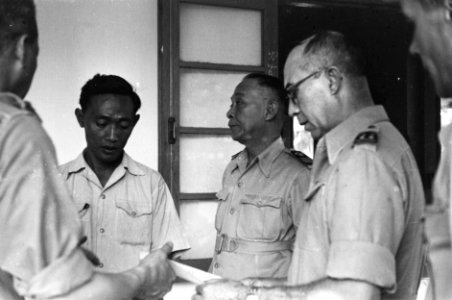 Rechts generaal-majoor E. Engles, commandant C-Divisie, 3e van rechts Hilman D…, Bestanddeelnr 2551