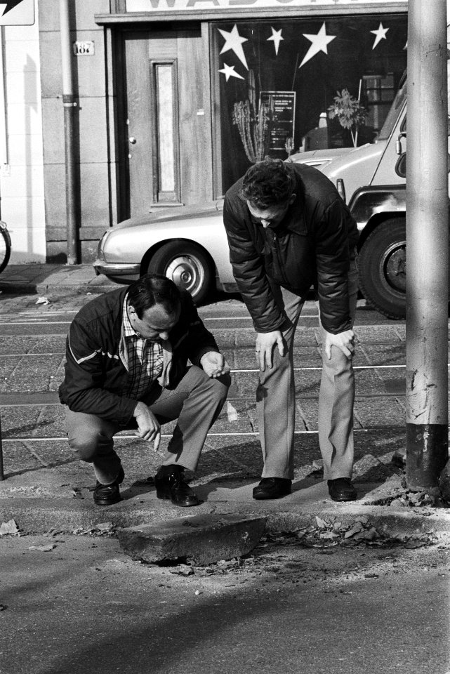 Rechercheurs zoeken naar sporen, Bestanddeelnr 932-7675
