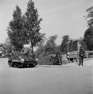 Rechts een bewapende Duitse militair naast richtingborden, links een Britse bre…, Bestanddeelnr 900-2836