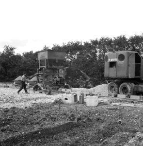 Recreatieterreinen, vliegvelden ed, aanleg sportvelden, proef monorail, arbeid, Bestanddeelnr 163-1017