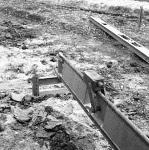 Recreatieterreinen, vliegvelden ed, aanleg sportvelden, proef monorail, arbeid, Bestanddeelnr 163-1024
