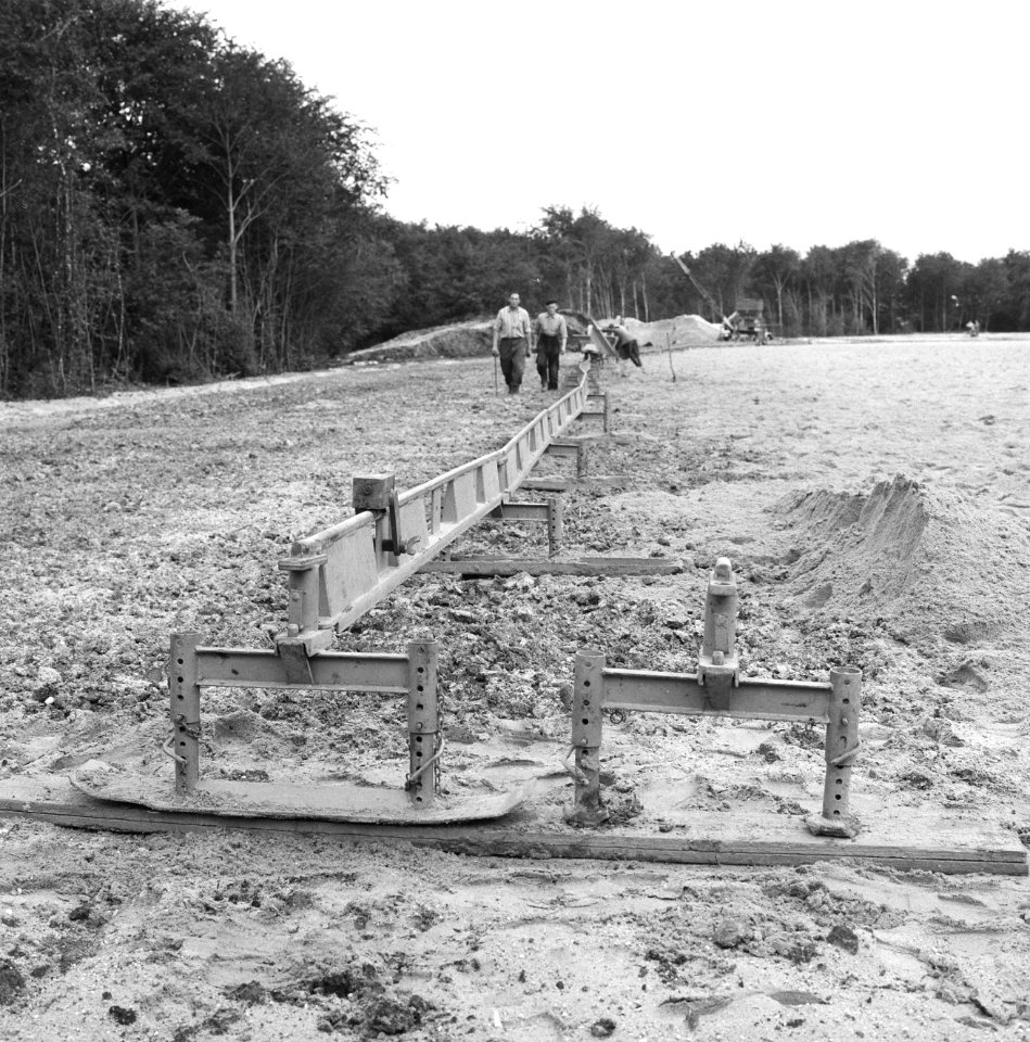 Recreatieterreinen, vliegvelden ed, aanleg sportvelden, proef monorail, arbeid, Bestanddeelnr 163-1020