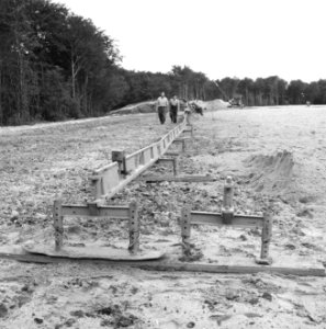 Recreatieterreinen, vliegvelden ed, aanleg sportvelden, proef monorail, arbeid, Bestanddeelnr 163-1020