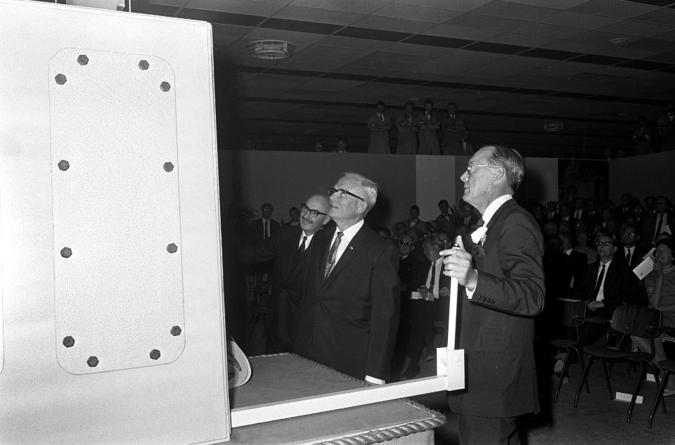 Rechts prins Bernhard, naast de prins de ambassadeur van de Verenigde Staten in, Bestanddeelnr 920-4240
