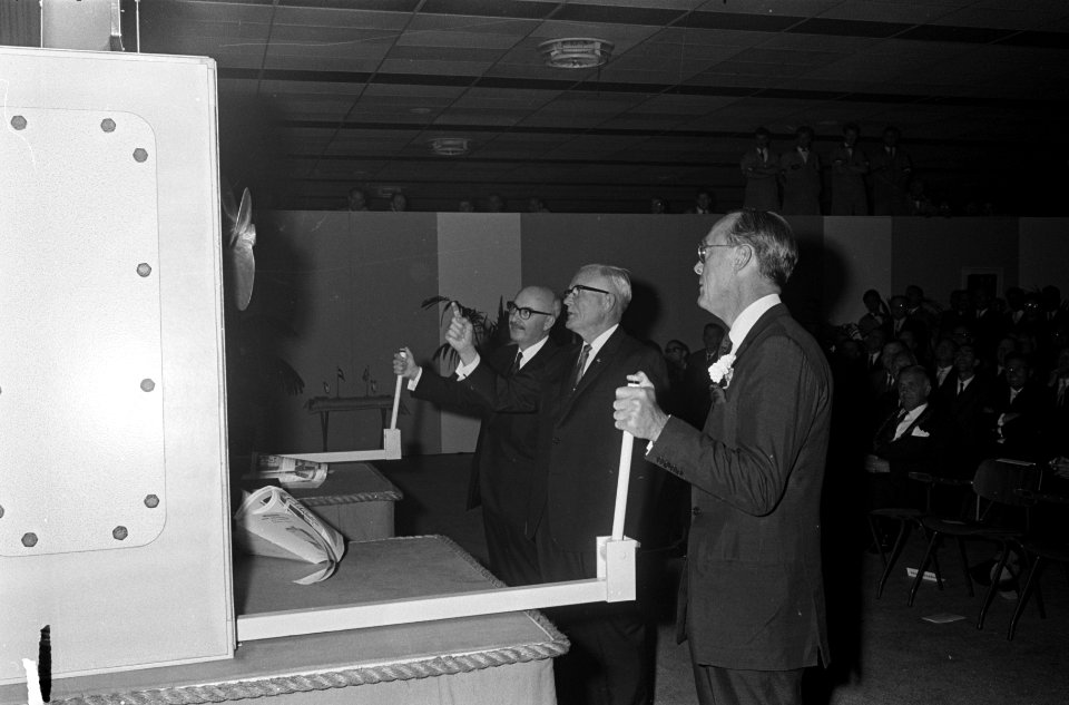 Rechts prins Bernhard, naast de prins de ambassadeur van de Verenigde Staten in, Bestanddeelnr 920-4237