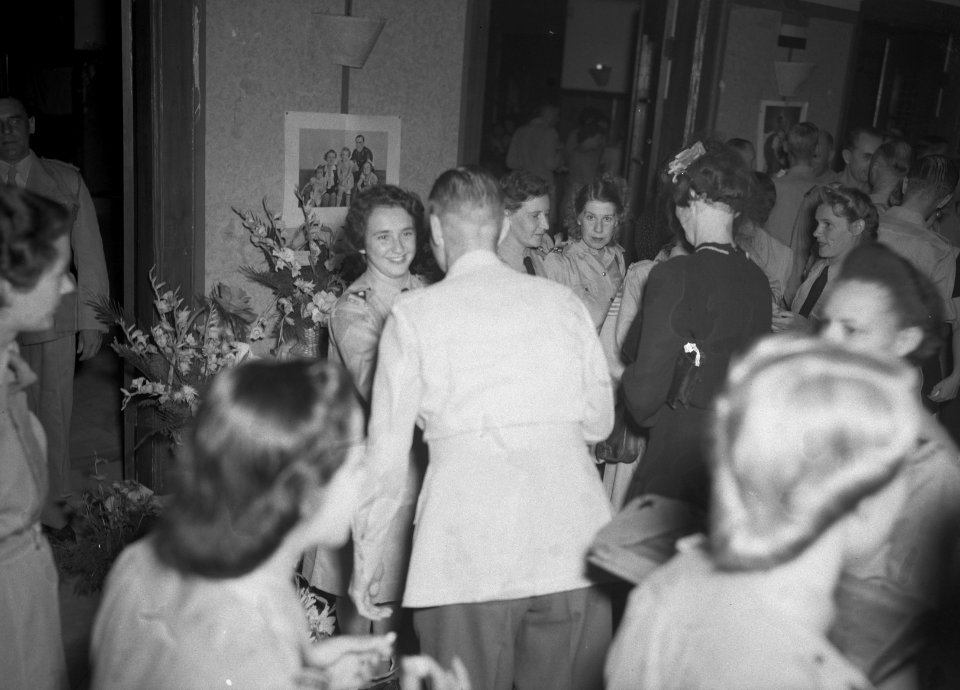 Receptie Vrouwenkorps KNIL. Generaal Buurman van Vreeden wordt begroet door luit, Bestanddeelnr 11485