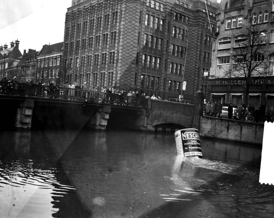 Reclame voor koffie Nescafé in gracht Amsterdam, Bestanddeelnr 934-6112